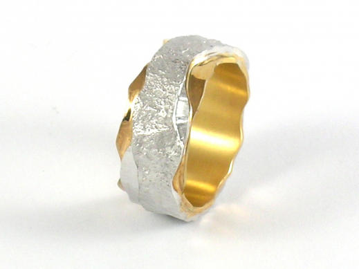 Ring aus poliertem Gelbgold und strukturiertem Weissgold