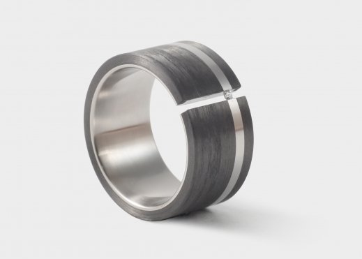 Spannring aus Carbon und Titan mit einem Brillanten 