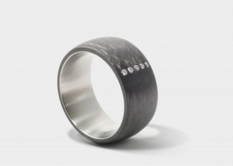 Ring aus Carbon und Titan mit 5 Brillanten 