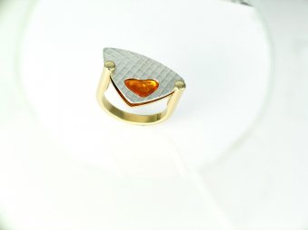 Ring aus poliertem Gelbgold und strukturiertem Weissgold mit einem gelben Saphir