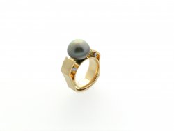 Ring aus Gelb- und Weissgold mit Brillanten und einer Thaiti-Perle